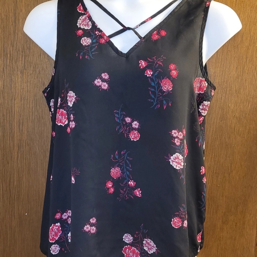 Maurices Sz Large criss cross cut out flows sleeveless tank top floral Black